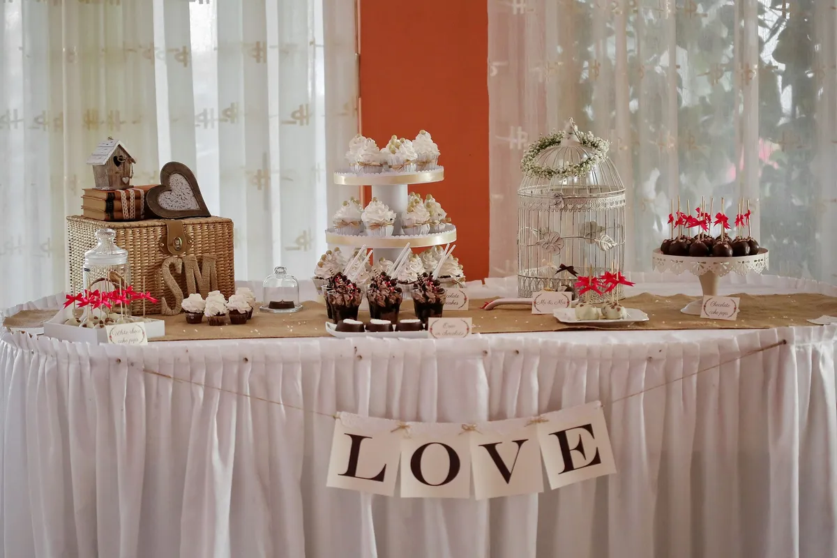 Candy bar de boda: mesa dulce decorada con chuches, dulces y detalles para los invitados